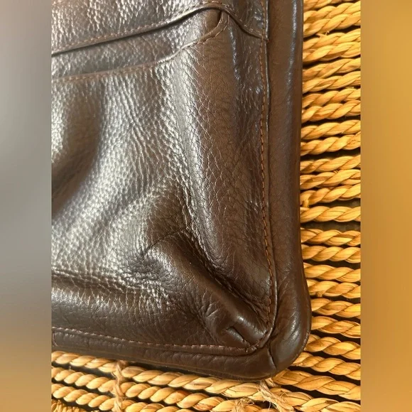 Supple leather crossbody bag. - Picture 2 of 7